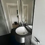 Zentrale Im Gruenen! 아파트 *