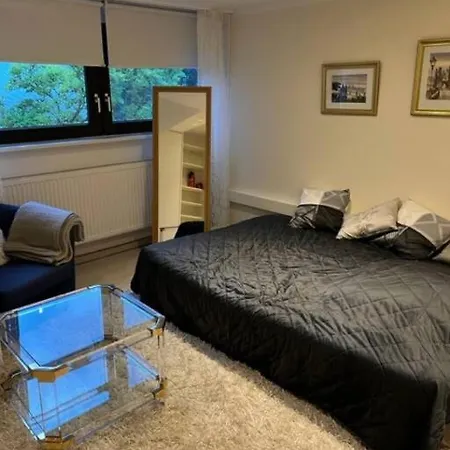 Zentrale Im Grünen! Apartment *