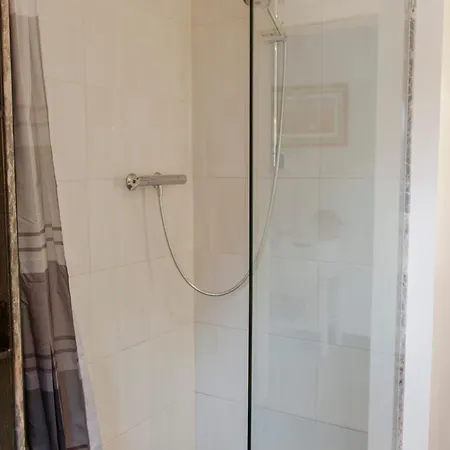 Zentrale Im Grünen! Apartment *